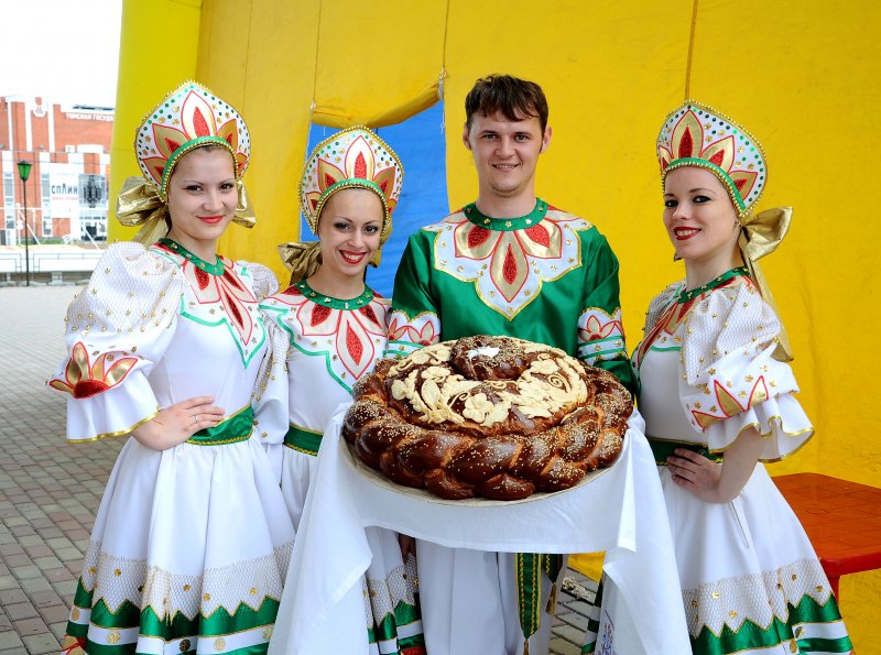 Дружба народов новый. Фестиваль национальных культур Дружба народов. Вечеринка в стиле Дружба народов. Фестиваль национальных культур в школе. Праздник дружбы народов в школе.